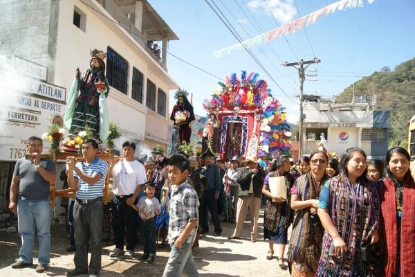 Pobladres de San Jorge La Laguna acompañan cortejo procesional. (Foto Prensa Libre: Edgar René Sáenz)