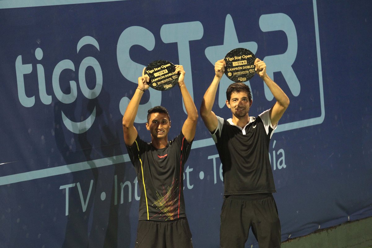 Sonrisas en los rostros de Díaz y Arévalo tras imponerse en dobles. (Foto Prensa Libre: Norvin Mendoza)