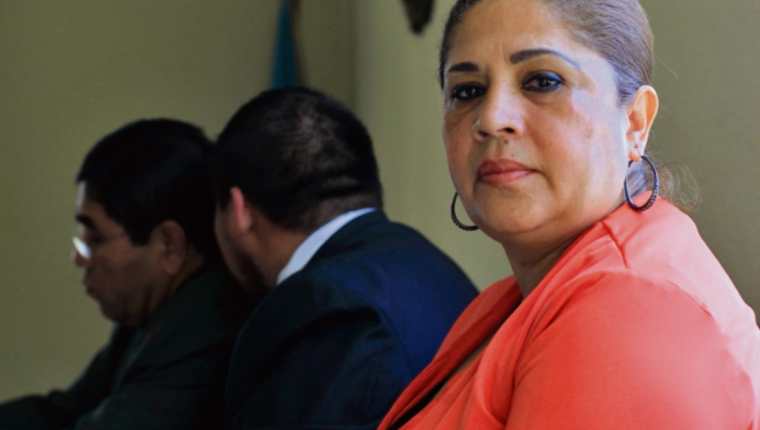 Legisladora Aracely Chavarría Cabrera de Recinos, en la audiencia, junto a sus abogados.