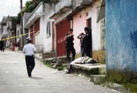 Bomberos y agentes de la PNC resguardan la escena del crimen donde murió baleada Rina Maribel Méndez, en la colonia Cerro Gordo, zona 21. (Foto Prensa Libre: Omar Archila).