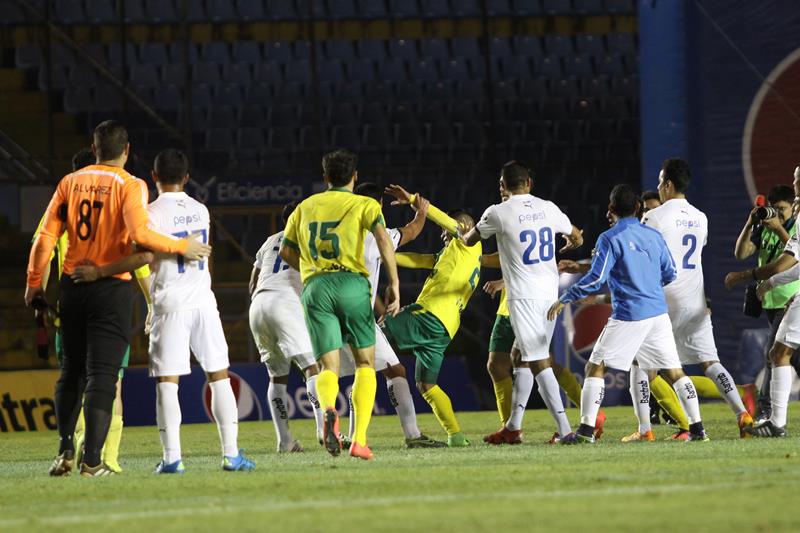 Al final del partido entre cremas y Petapa, los jugadores discutieron. (Foto Prensa Libre: Jesús Cuque)