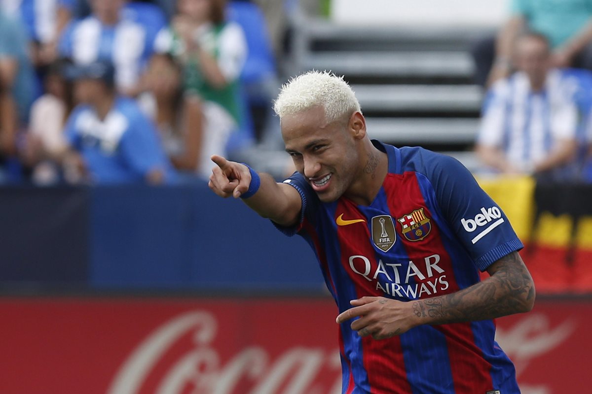 Neymar divierte y enamora con su buen futbol. (Foto Prensa Libre: EFE)