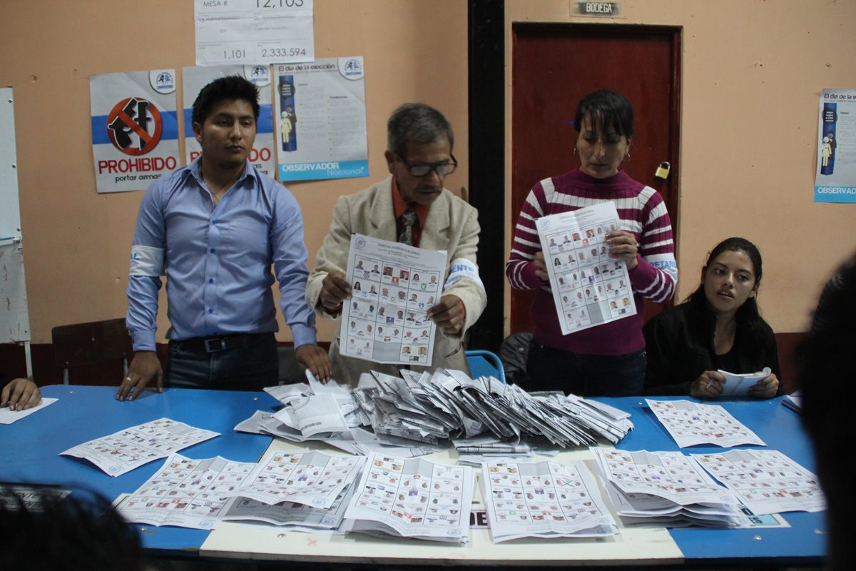 Juntas Receptoras de Votos efectúan conteo de papeletas en Huehuetenango durante las elecciones del 2015. (Foto Prensa Libre: Hemeroteca PL)