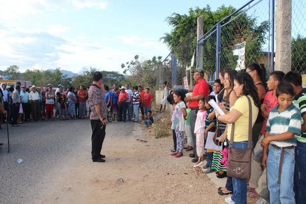 Pobladores permanecen frente a la escuela del barrio Cielito Lindo, cabecera de Jutiapa. (Foto Prensa Libre: Óscar González)