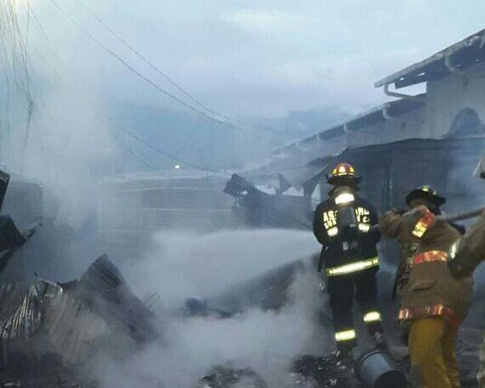 Socorristas apagan incendio en taller de electrodomésticos, en la cabecera de Chiquimula. (Foto Prensa Libre: Edwin Paxtor)