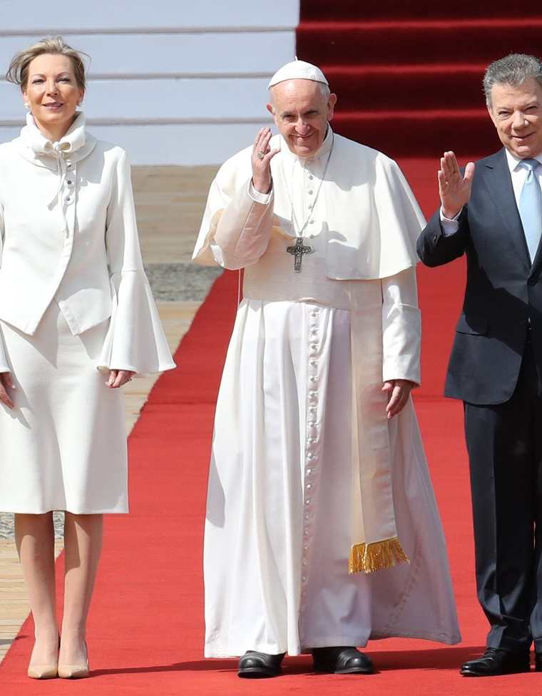 El papa Francisco fue recibido por el presidente colombiano Juan Manuel Santos y su esposa. (Foto Prensa Libre: EFE)