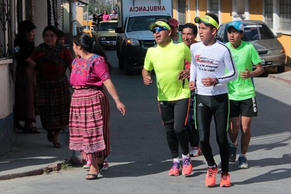 Corredores arriban a Cantel, Quetzaltenango. (Foto Prensa Libre: Carlos Ventura)<br _mce_bogus="1"/>
