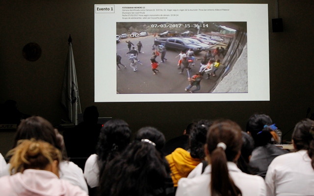 Imagen mostrada por el MP donde se ve a los niños saliendo del Hogar Seguro. (Foto Prensa Libre: Paulo Raquec)