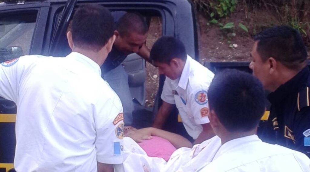 Socorristas auxilian a la mujer que dio a luz en autopatrulla policial, en Petén. (Foto Prensa Libre PNC).