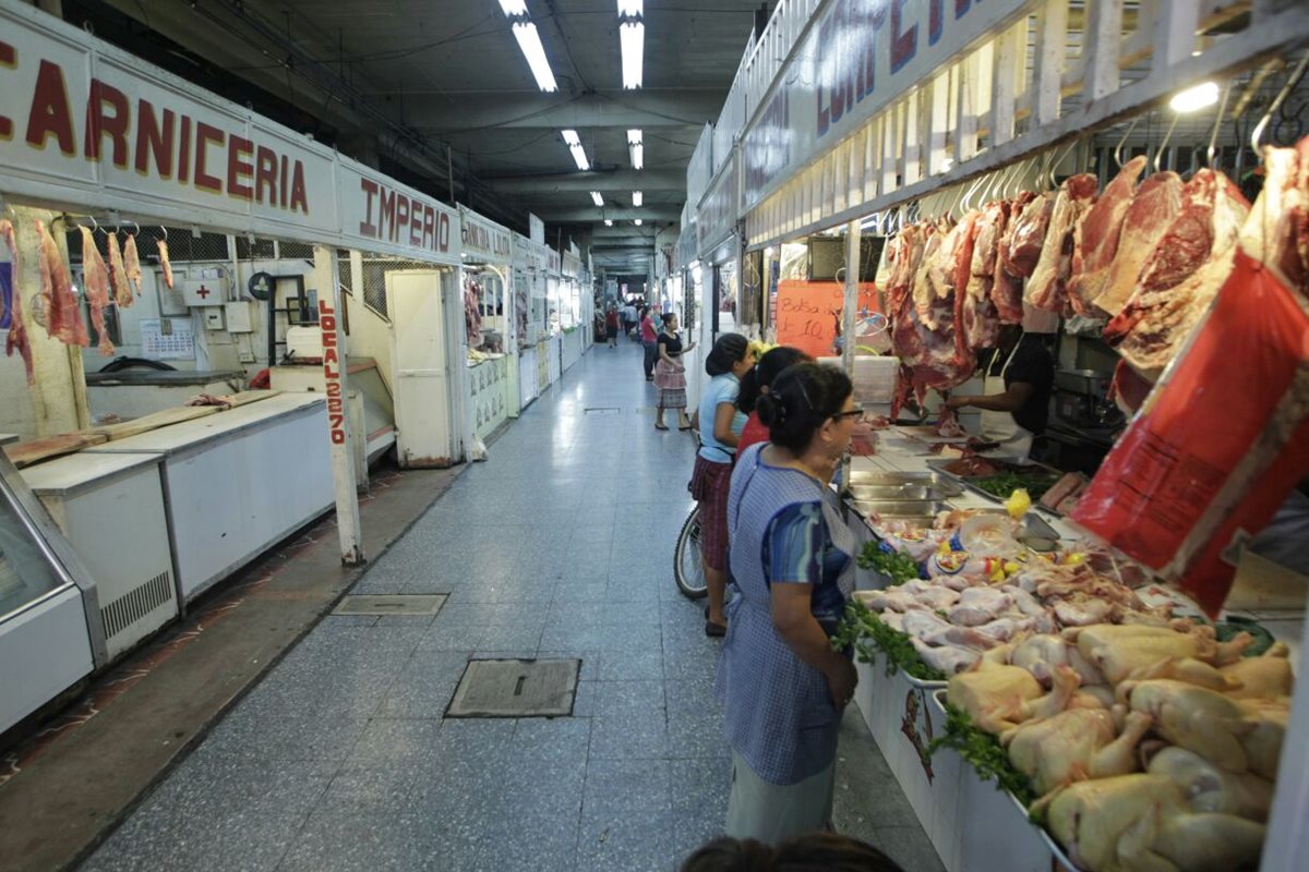 Varios guatemaltecos han decidido dejar de comprar carne ante el alza de precios. (Foto Prensa Libre: Érick Ávila).