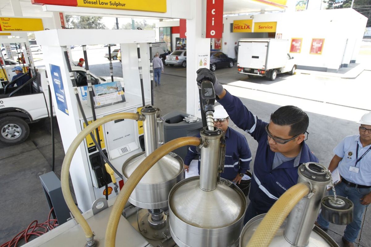 Personal del Ministerio de Relaciones Exteriores verifica los combustibles en gasolinera de la capital. (Foto Prensa Libre: Paulo Raquec