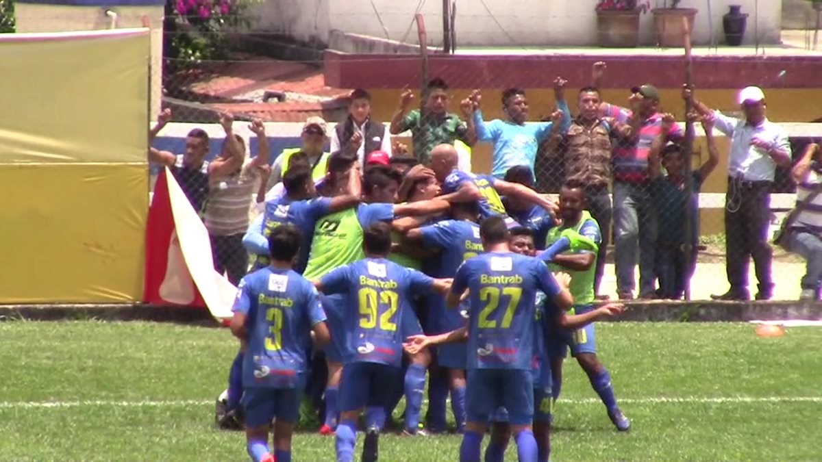 Celebración de los jugadores de Cobán del gol de Rodolfo González que le dio la victoria al cuadro cobanero contra Carchá. (Foto Prensa Libre: Eduardo Sam).