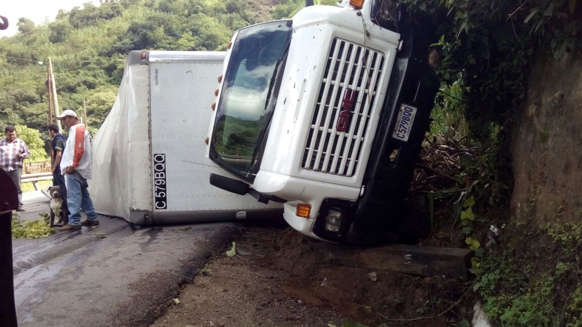 El conductor de un trailer perdió el control del vehículo y volcó, en Sacatepéquez (Foto Prensa Libre: Julio Sicán)