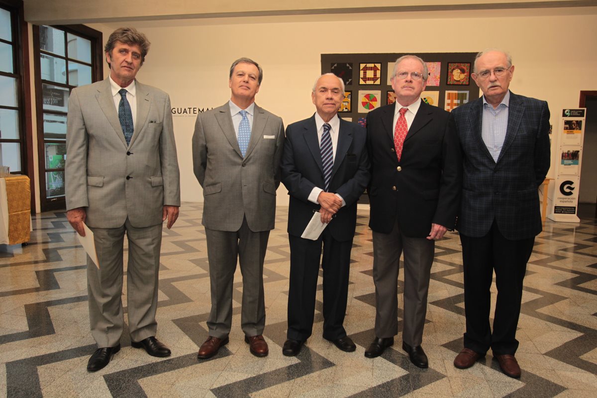Jesús Oyamburu, director del CCE; Alfonso M. Portabales, embajador de España en Guatemala; Mario Antonio Sandoval, director de la Agle; Mario Alberto Carrera, conferencista y Francisco Pérez de Antón, ambos académicos de número de la Agle. (Foto Prensa Libre: Edwin Castro)