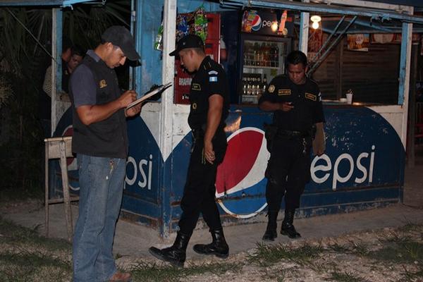 Las mujeres se encontraban en el interior del negocio cuando fueron atacadas a balazos (Foto Prensa Libre: Rigoberto Escobar) <br _mce_bogus="1"/>