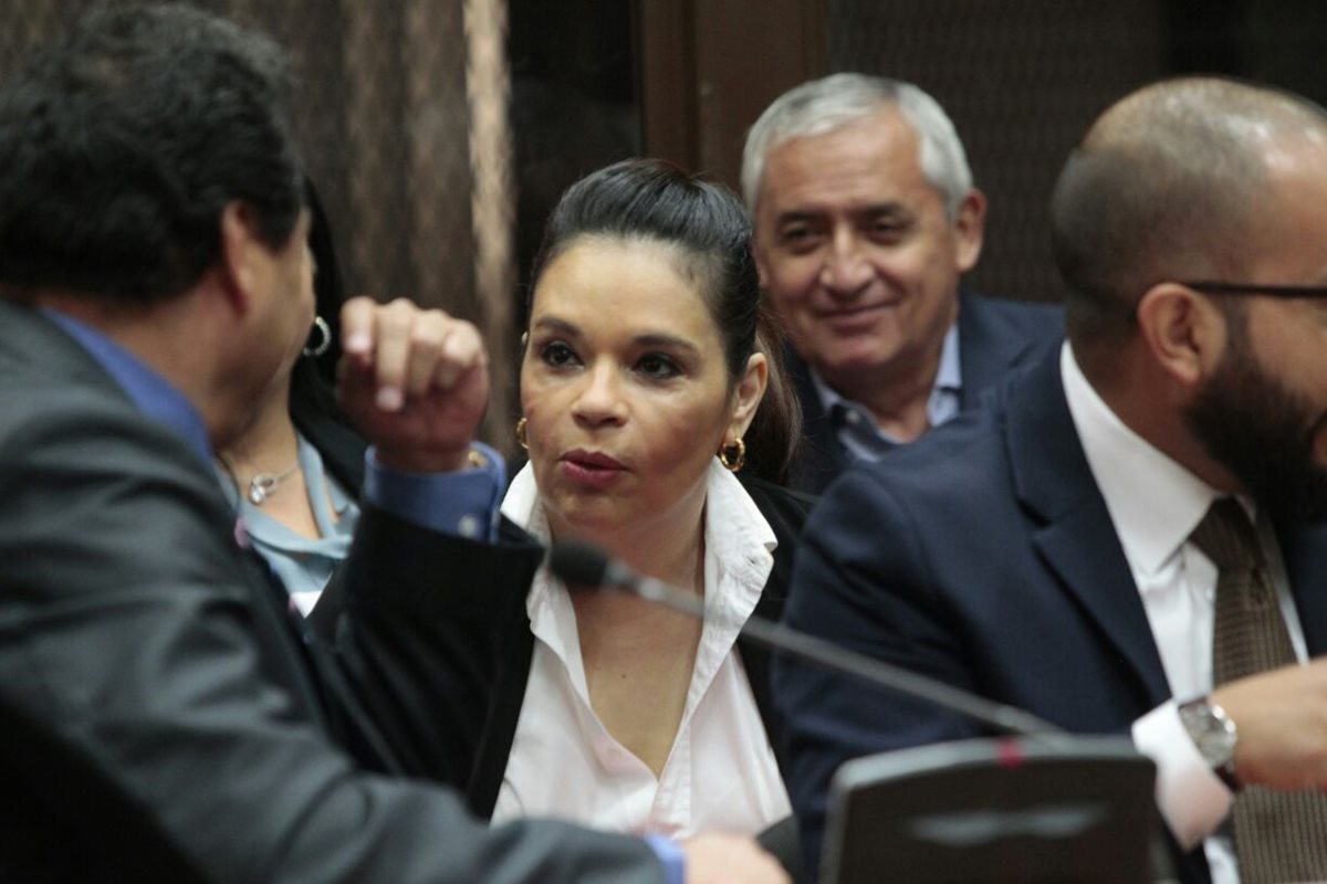 Otto Pérez Molina y Roxana Baldetti asisten a la audiencia de apertura a juicio del caso La Línea. (Foto Prensa Libre: Érick Ávila)