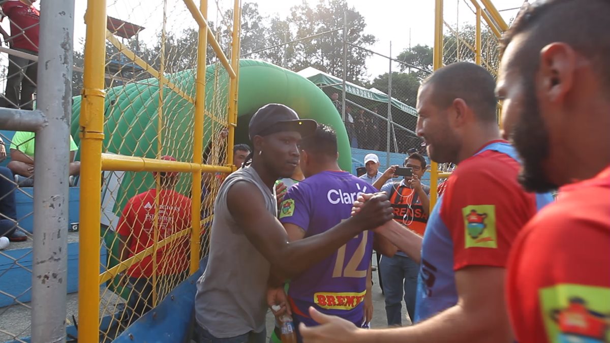 El exdelantero de Municipal, Marvin Ávila saluda a Hamilton López durante el partido entre los rojos y Antigua GFC, que se disputó el domingo último. (Foto Prensa Libre: Jorge Ovalle).