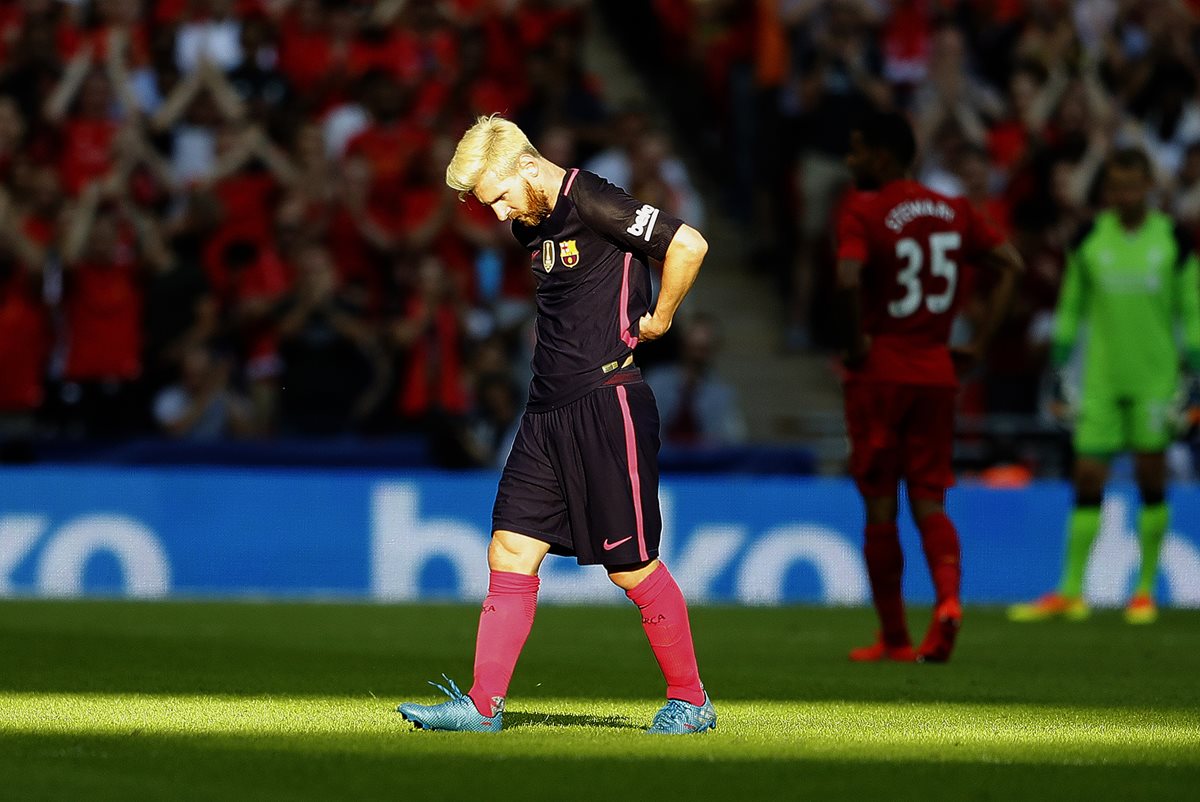 Messi no puede creer que el Barcelona haya sido humillado a pocos días de enfrentarse al Sevilla. (Foto Prensa Libre: AP)