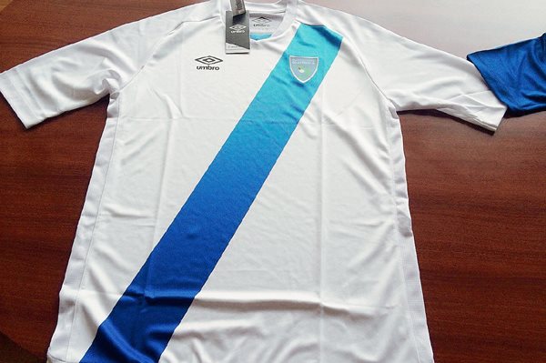 Este es el diseño actual de la camisola de la Azul y Blanco. (Foto Prensa Libre: Hemeroteca PL)