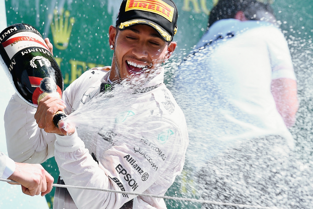 Lewis Hamilton celebra en el podio tras imponerse en el circuito de Silverstone. (Foto Prensa Libre: AFP)