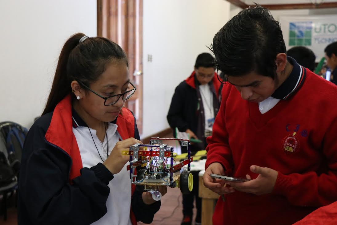 Dulce Méndez y Samuel Tuy, de Sololá, se alistan  para presentar sus inventos en la exposición de robótica y tecnología Soy Inventor, en Casa No'j, Xela. (Foto Prensa Libre: María Longo)