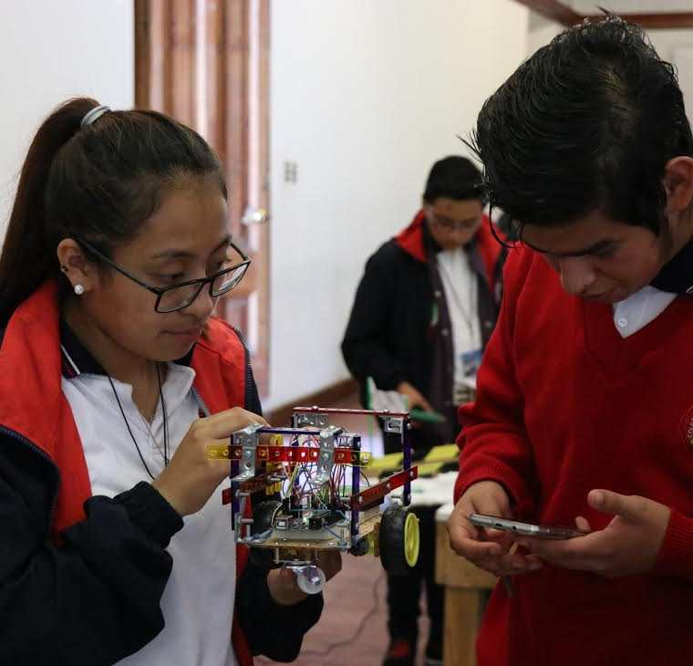 Dulce Méndez y Samuel Tuy, de Sololá, se alistan  para presentar sus inventos en la exposición de robótica y tecnología Soy Inventor, en Casa No'j, Xela. (Foto Prensa Libre: María Longo)