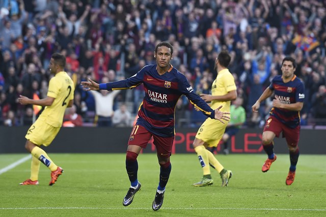 Neymar celebra uno de los dos goles marcados contra el Villarreal. (Foto Prensa Libre: AFP)