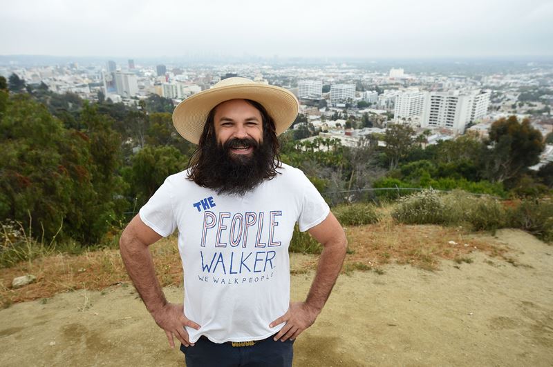 Chuck McCarthy habla sobre su pasión por su trabajo como caminante profesional de personas, el 24 de mayo de 2018, en Runyon Canyon Park en Los Angeles. (Foto Prensa Libre: AFP).