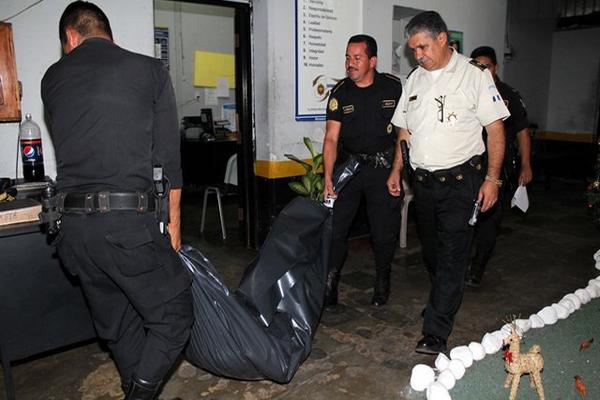 La Policía trasladó el cadáver del reo a la morgue de la localidad para determinar la causa de la muerte. (Foto Prensa Libre: Rolando Miranda)