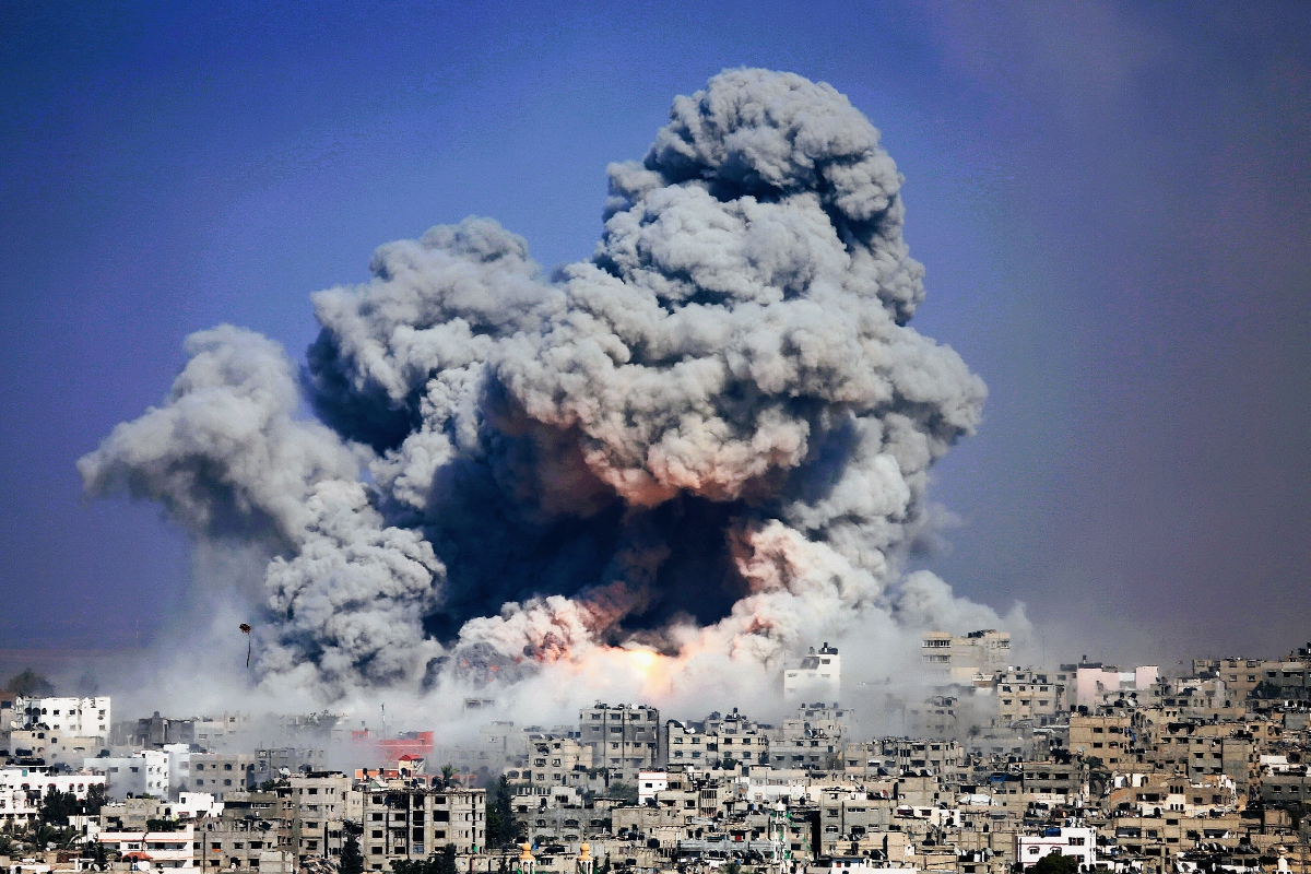 Una columna de humo dejó tras el ataque israelí en Gaza. (Foto Prensa Libre:AP).