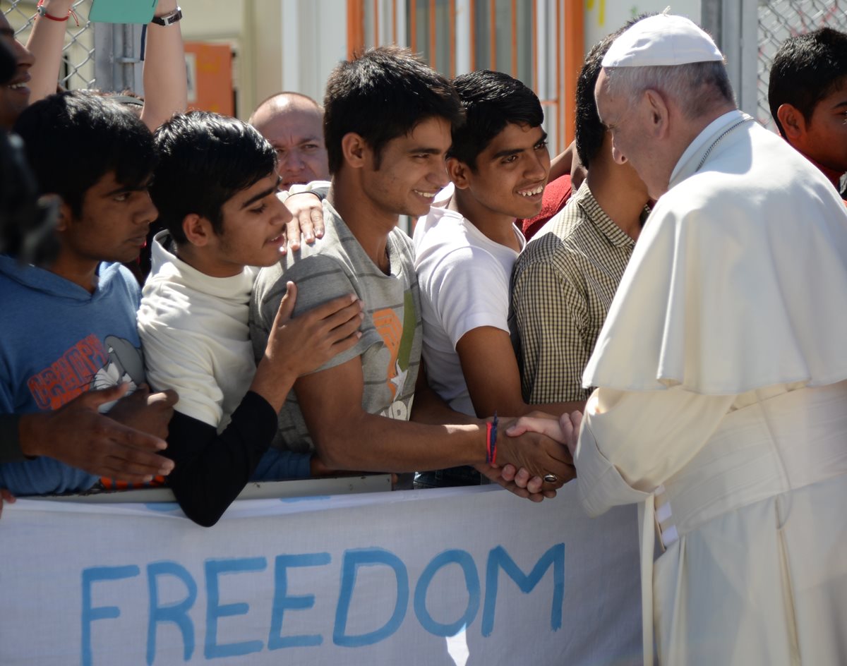 El papa Francisco saluda a migrantes en la isla griega de Lesbos. (Foto Prensa Libre: AP).