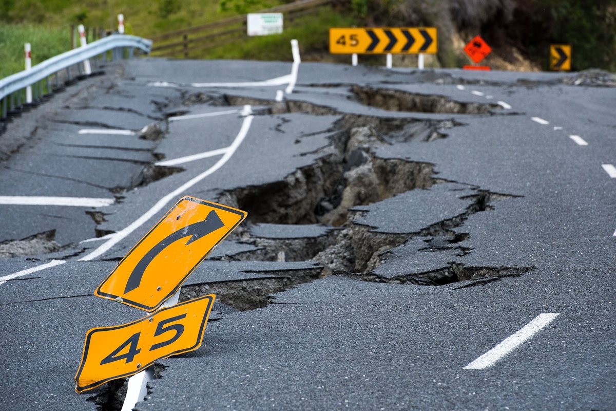 Una carretera estatal de Nueva Zelanda quedó seriamente dañada luego del terremoto que azotó el país hace dos semanas. (Foto Prensa Libre: AFP).