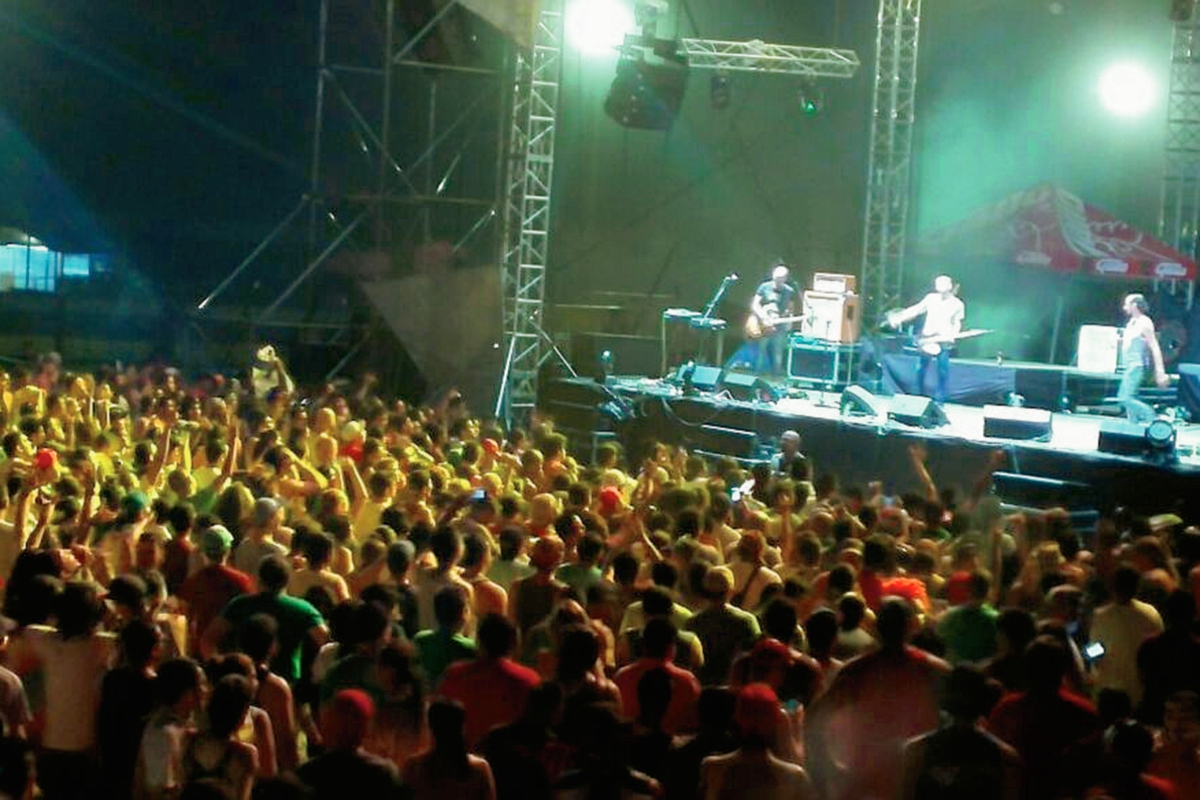 La energía de Bohemia Suburbana prende a la audiencia en el EMF, en Escuintla. (Foto Prensa Libre, Cristian Dávila)