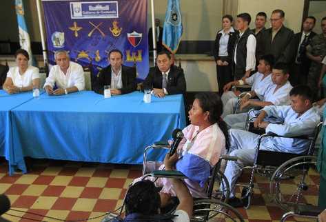 Autoridades presentan en la Guardia de Honor a los soldados  heridos en el enfrentamiento; junto al gobernante,    el procurador Jorge de León.