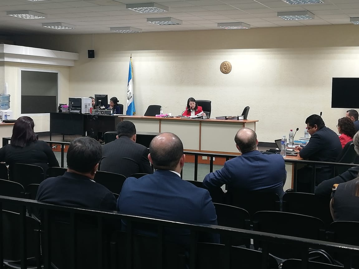 Las partes procesales escuchan la resolución de la jueza de Mayor Riesgo D, Erika Aifán. (Foto Prensa Libre: Carlos Hernández)
