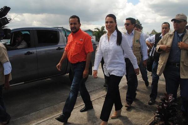 Vicepresidenta Roxana Baldetti y funcionarios se dirigen al acto de entrega de ambulancias. (Foto Prensa Libre: Rigoberto Escobar)<br _mce_bogus="1"/>