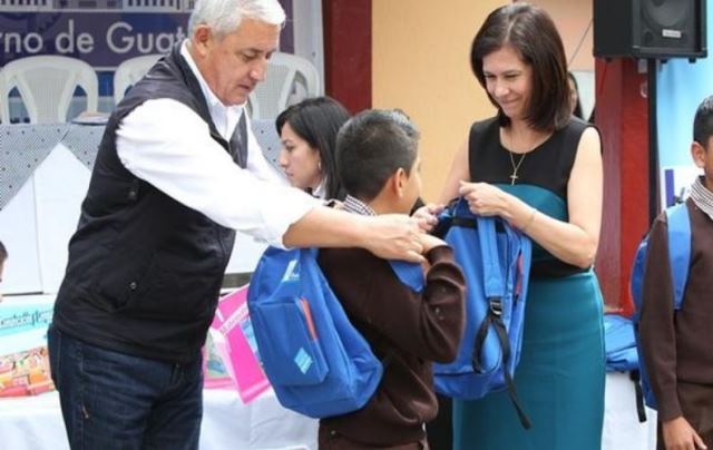 El expresidente Otto Pérez Molina y la exministra Cinthia del Águila entregaron las mochilas.