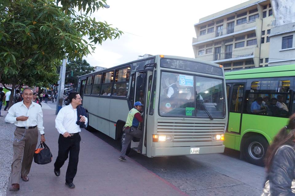 Pasajeros abordan unidades de color gris del servicio Transmetro que cubren ruta de la zona 18. (Foto Prensa Libre: Tomada de Facebook)