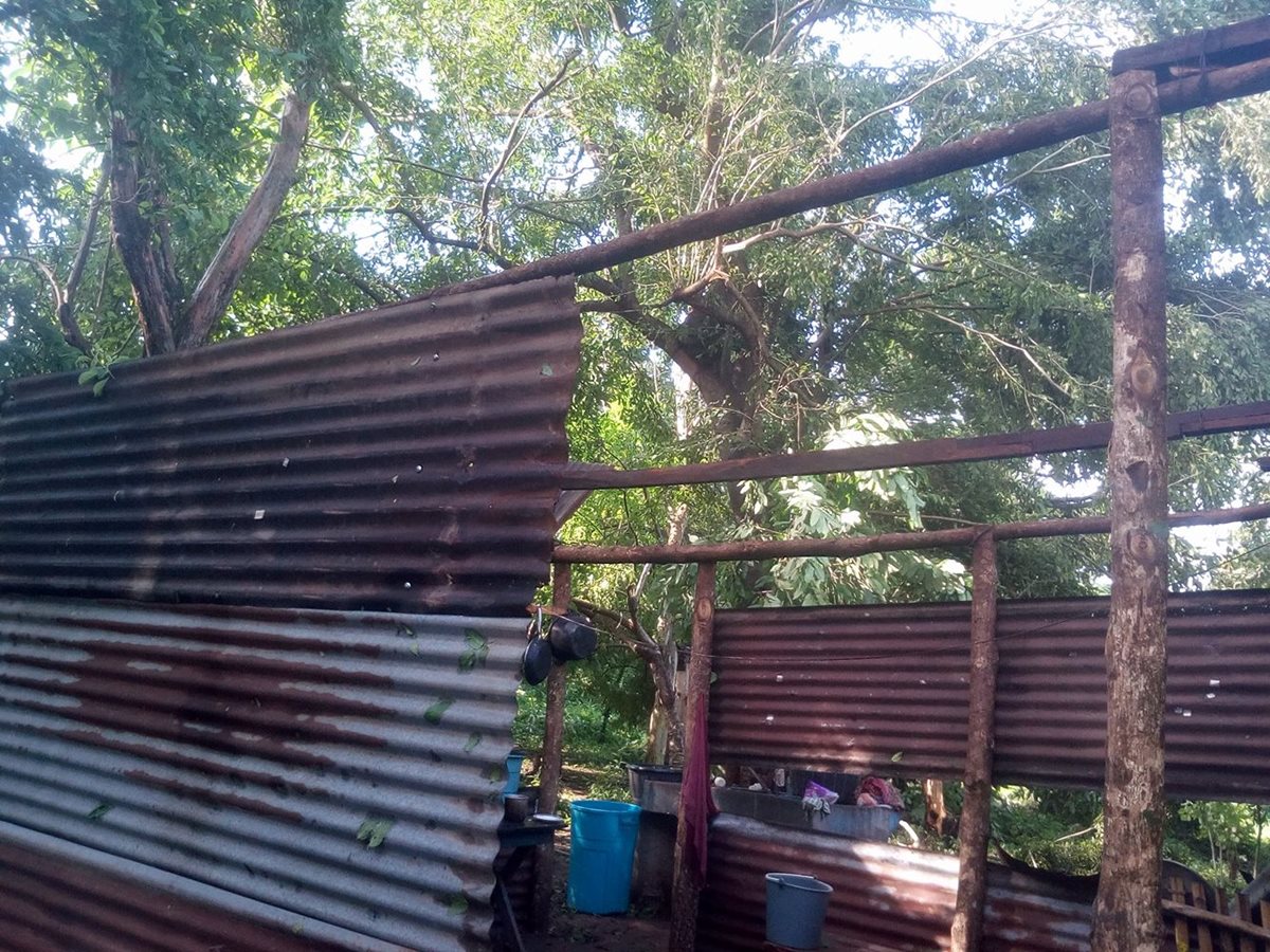 Al menos 20 viviendas resultaron con daños por la torrencial lluvia. (Foto Prensa Libre: Cristian Icó)