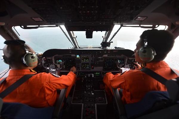 Pilotos buscan restos del vuelo 8501 de Air Asia. (Foto Prensa Libre: AFP)