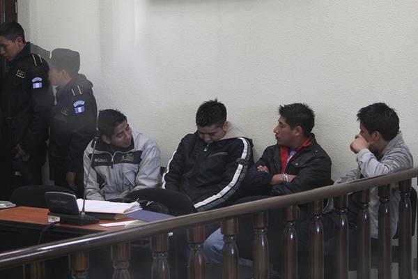 Cuatro sujetos escuchan la resolución del tribunal. (Foto Prensa Libre: Alejandra Martínez)<br _mce_bogus="1"/>