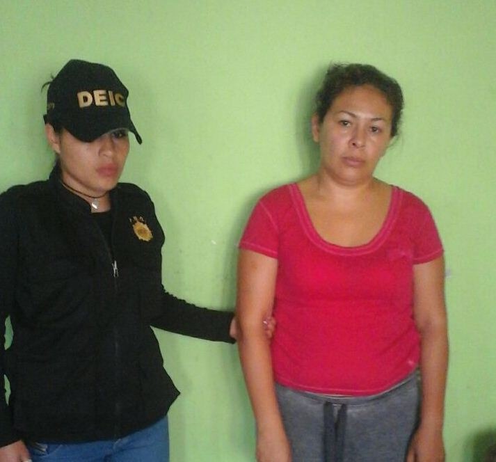 Angélica Irene López Marín, en el momento de su detención.( Foto Prensa Libre: PNC)