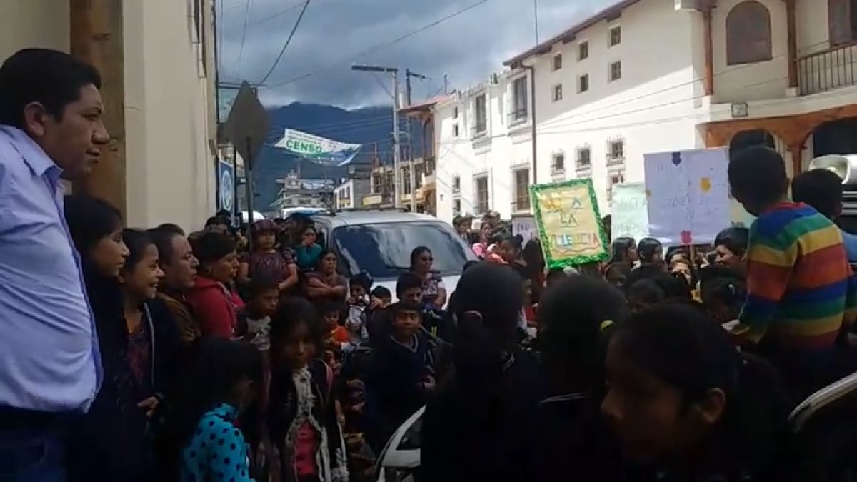 Niños de la escuela Gerardo Gordillo Barrios de Nebaj se manifiestan frente al Ministerio Público de la localidad y exige justicia para la familia agredida con machete. (Foto Prensa Libre: Héctor Coredero)