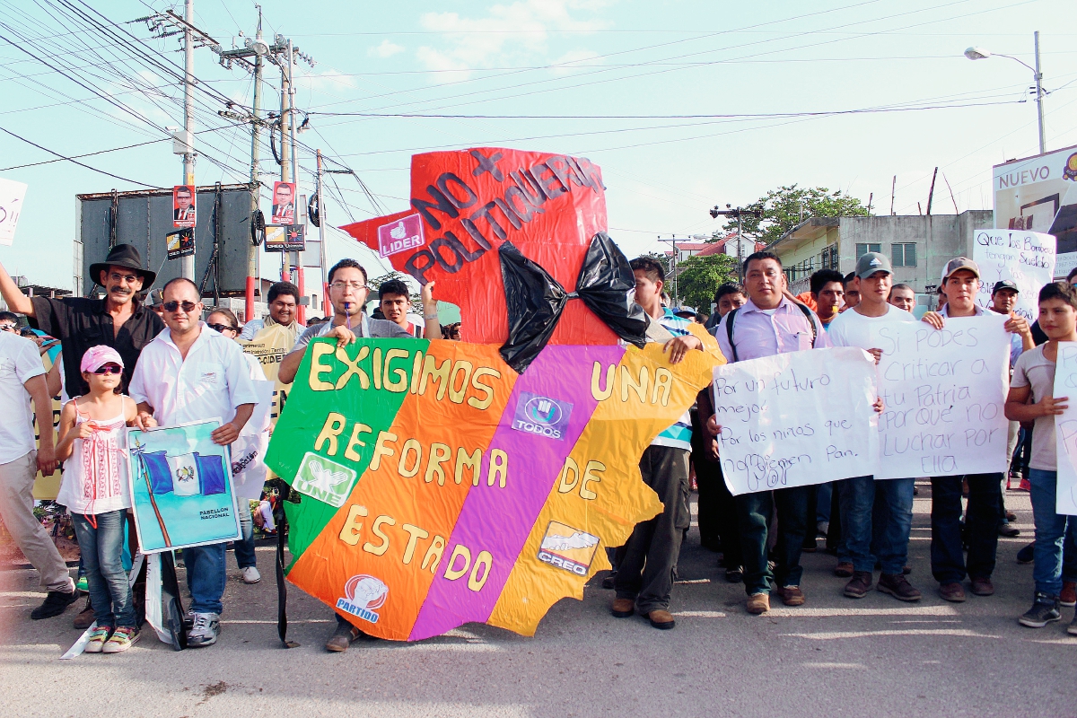 Estudiantes repudian la corrupción, en  Santa Elena, Flores, Petén. (Foto Prensa Libre: Rigoberto Escobar)