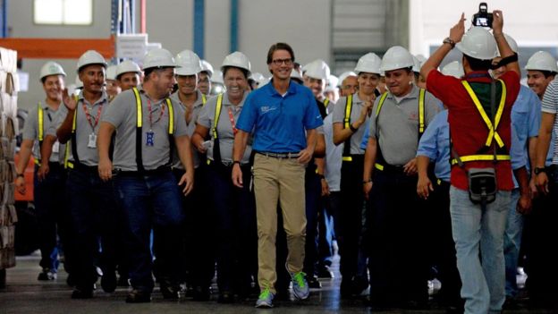 Los trabajadores de la empresa Polar suelen elogiar a su patrón, Lorenzo Mendoza. AFP
