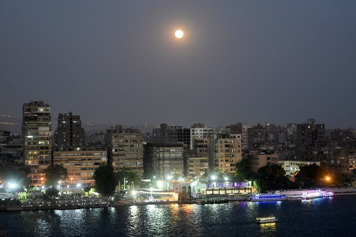 Esta imagen muestra la Luna llena en el cielo de la capital egipcia, El Cairo, este 27 de julio, antes del eclipse lunar total esperado. (AFP)