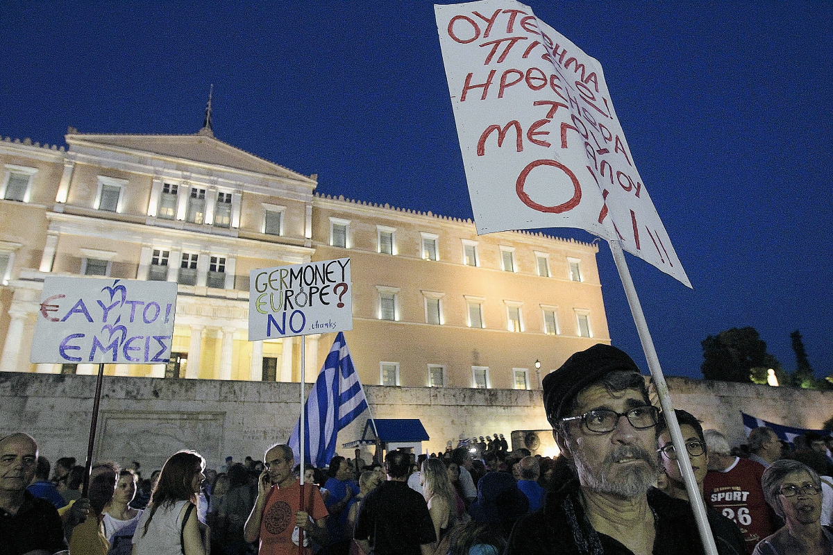 Votantes griegos decidirán en un referéndum  si su gobierno debe aceptar un paquete de reformas. (Foto Prensa Libre: EFE)