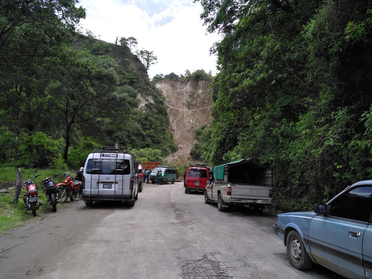 Deslaves del Cerro Lec han causado que vehículos se queden varados por varias horas. (Foto Prensa Libre: Ángel Julajuj)