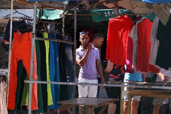 El Gobierno de Cuba reinicia veto para comercio de ropa importada. (Foto Prensa Libre: EFE)