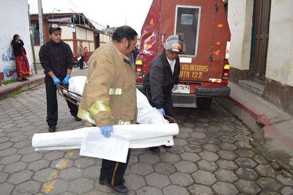 Bomberos trasladan a la morgue el cadáver de una mujer que murió de hipotermia en Totonicapán. (Foto Prensa Libre: Édgar Domínguez).  <br _mce_bogus="1"/>